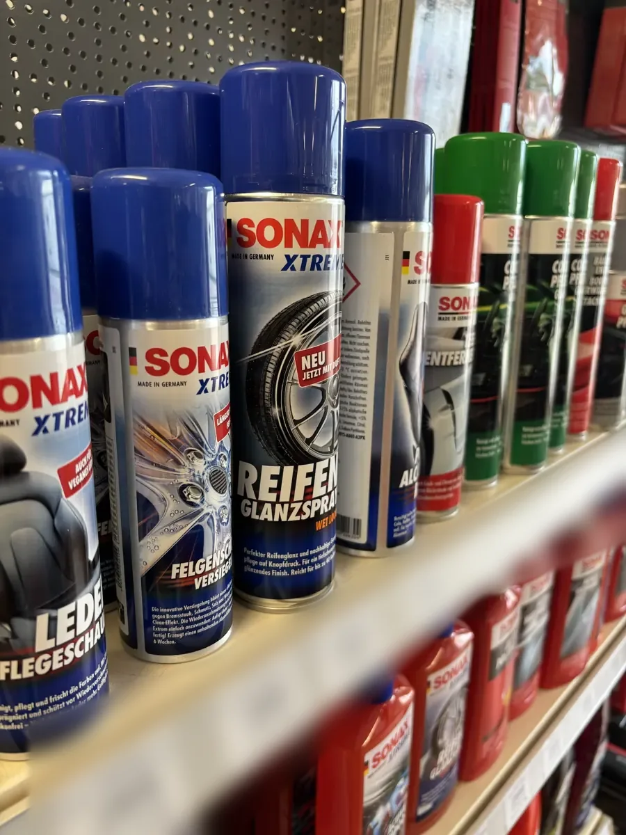 SONAX XTREME Pflegeprodukte im Verkaufsraum